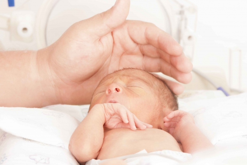 刚满月的宝宝吐奶很厉害怎么办新生儿吐奶的原因