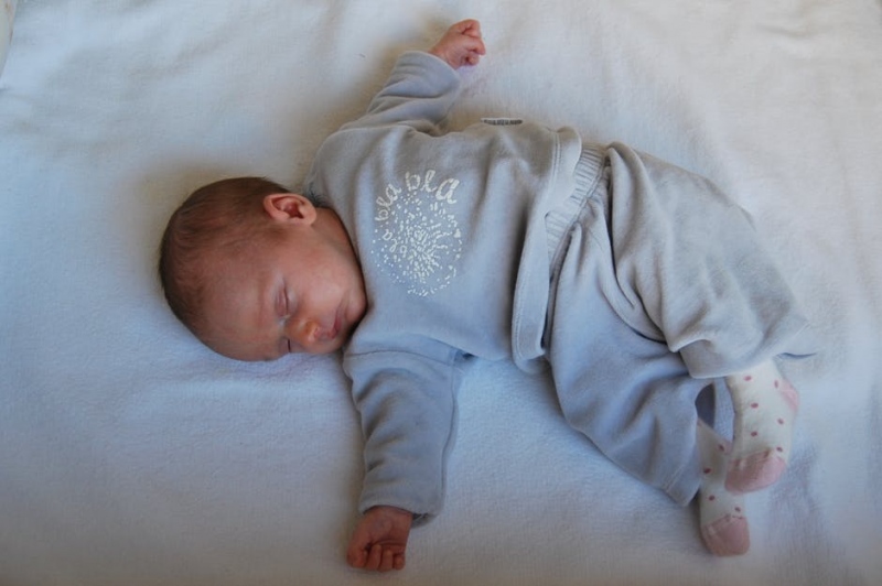 2个月宝宝睡觉抓耳挠腮的原因两个月宝宝睡觉抓耳挠腮怎么办